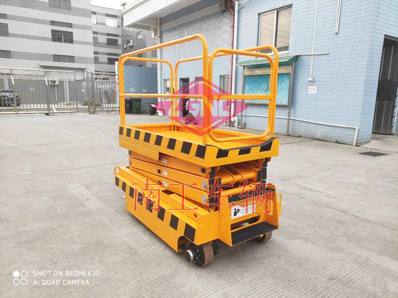 Small electric mobile lifting platform