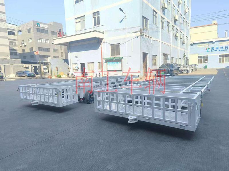 8吨骨架式牵引平板拖车带白色小框工具箱