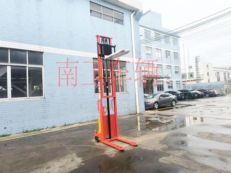 2吨升3米半电动叉车
