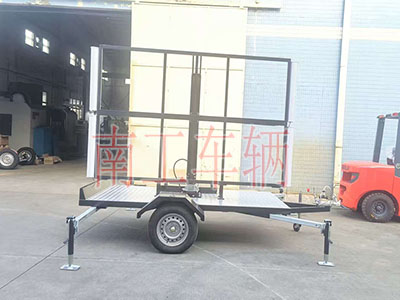 1769066556134850.jpg 0.6吨简易款LED广告拖车 带四音响1I.jpg