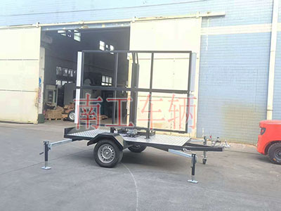 1769066566705024.jpg 0.6吨简易款LED广告拖车 带四音响2I.jpg