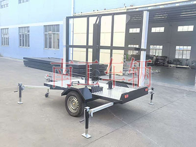 1769066579722424.jpg 0.6吨简易款LED广告拖车I.jpg