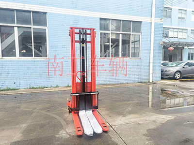 2吨升3米高半电动叉车1I.jpg