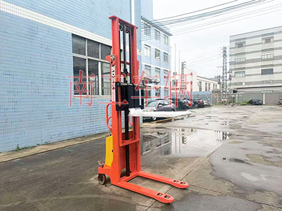 2吨升3米高半电动叉车4I.jpg